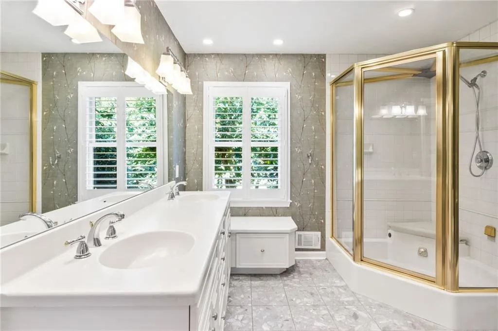 En-suite full bathroom