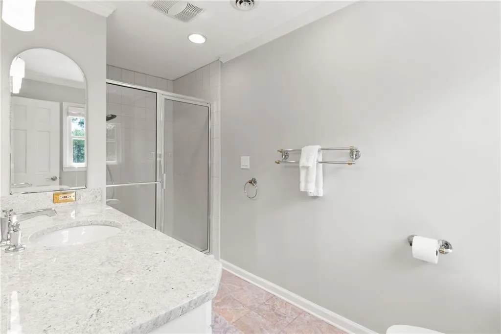 Full secondary bathroom