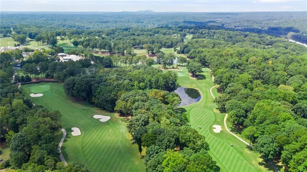 A golf course community