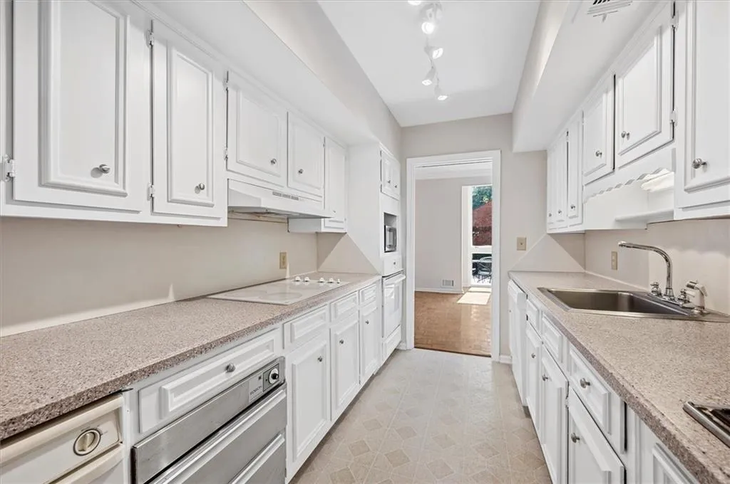 49 Willow Glen Ne, Atlanta, Georgia 30342, 4 Bedrooms Bedrooms, ,4 BathroomsBathrooms,Residential,Sold,49 Willow Glen Ne,7219076