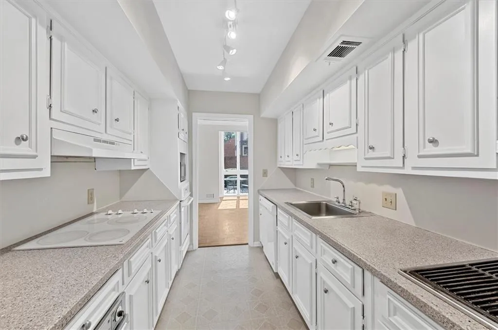 49 Willow Glen Ne, Atlanta, Georgia 30342, 4 Bedrooms Bedrooms, ,4 BathroomsBathrooms,Residential,Sold,49 Willow Glen Ne,7219076