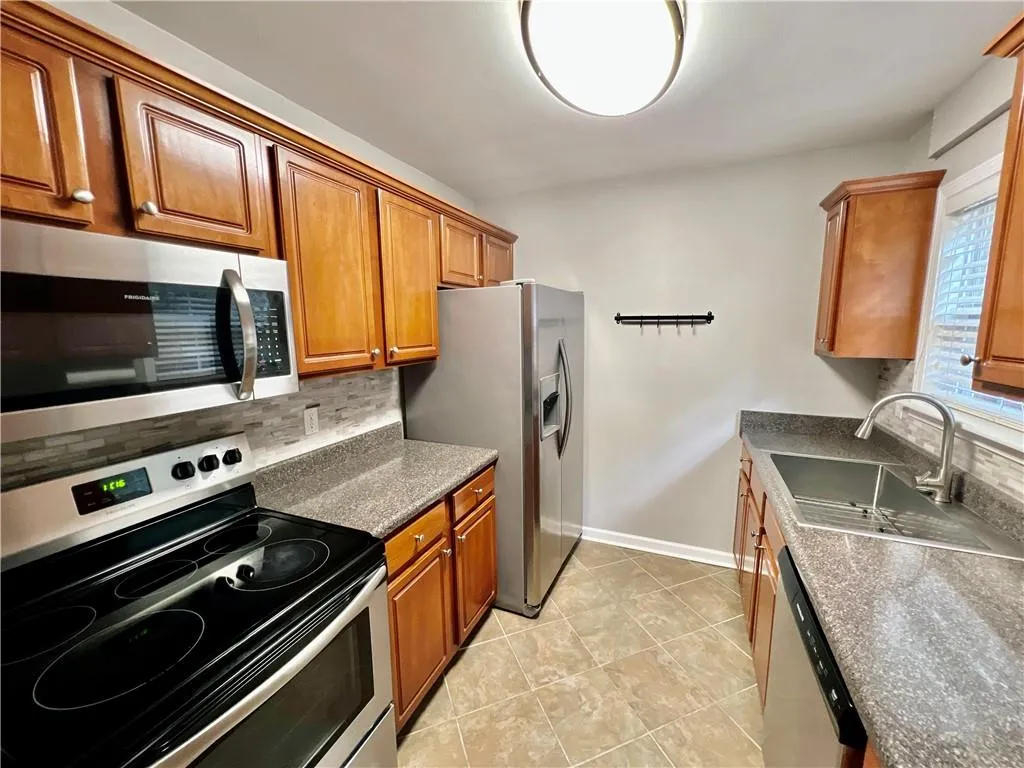 906 Brighton Point, Atlanta, Georgia 30328, 2 Bedrooms Bedrooms, ,2 BathroomsBathrooms,Residential,Sold,906 Brighton Point,7097638