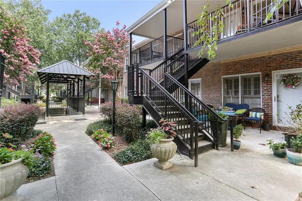 3675 Peachtree Road Ne Unit 22, Atlanta, Georgia 30319, 2 Bedrooms Bedrooms, ,2 BathroomsBathrooms,Residential,Sold,3675 Peachtree Road Ne Unit 22,5726553