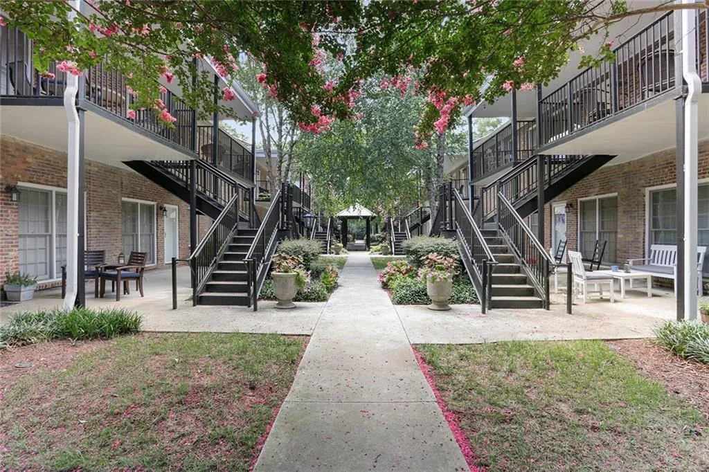 3675 Peachtree Road Ne Unit 22, Atlanta, Georgia 30319, 2 Bedrooms Bedrooms, ,2 BathroomsBathrooms,Residential,Sold,3675 Peachtree Road Ne Unit 22,5726553