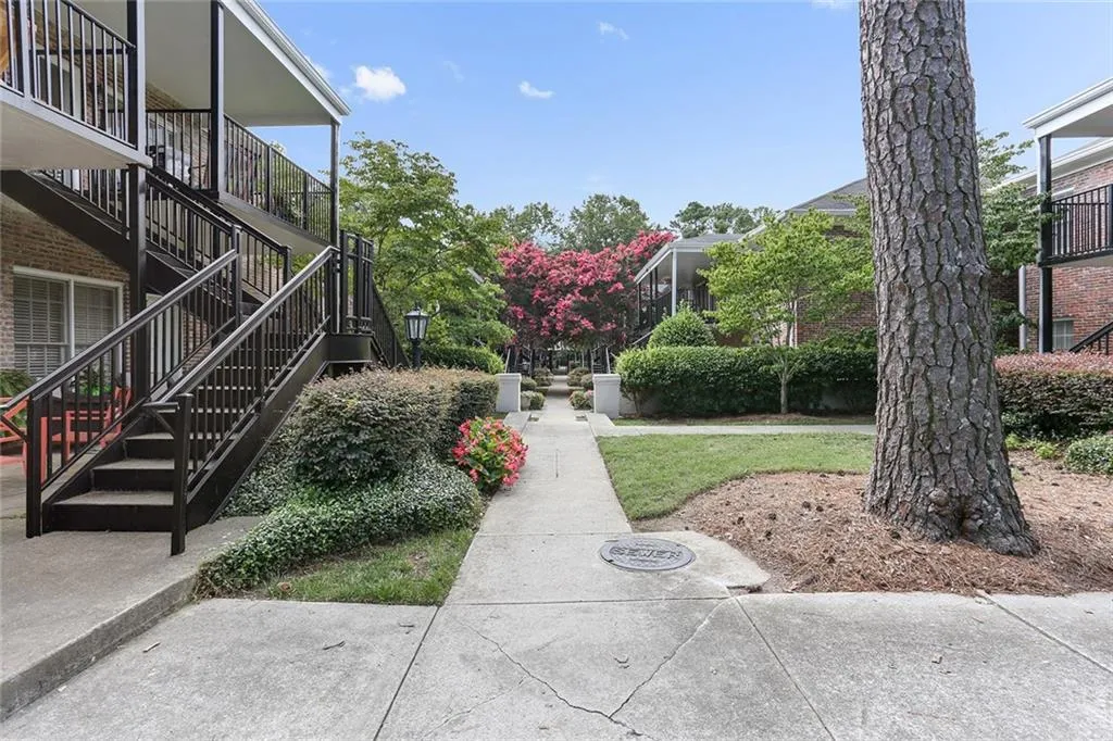 3675 Peachtree Road Ne Unit 22, Atlanta, Georgia 30319, 2 Bedrooms Bedrooms, ,2 BathroomsBathrooms,Residential,Sold,3675 Peachtree Road Ne Unit 22,5726553