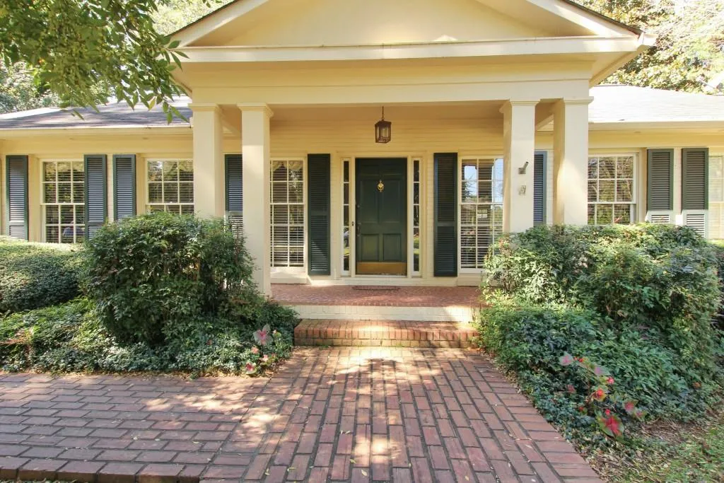 135 Pine Lake Drive, Sandy Springs, Georgia 30327, 4 Bedrooms Bedrooms, ,3 BathroomsBathrooms,Residential,Sold,135 Pine Lake Drive,5604860