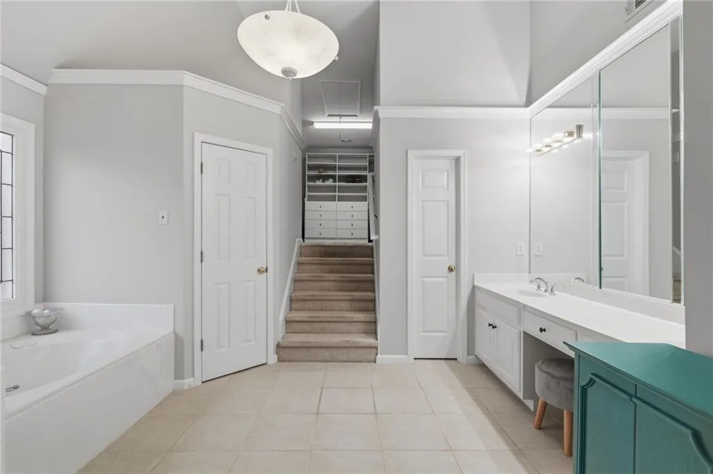 730 Hunting View Point., Atlanta, Georgia 30328, 4 Bedrooms Bedrooms, ,3 BathroomsBathrooms,Residential,Sold,730 Hunting View Point.,7703843