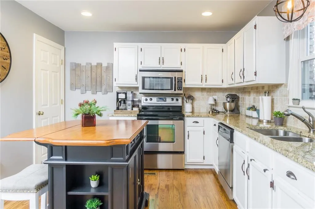 9130 Carroll Manor Drive, Sandy Springs, Georgia 30350, 2 Bedrooms Bedrooms, ,2 BathroomsBathrooms,Residential,Sold,9130 Carroll Manor Drive,6115372