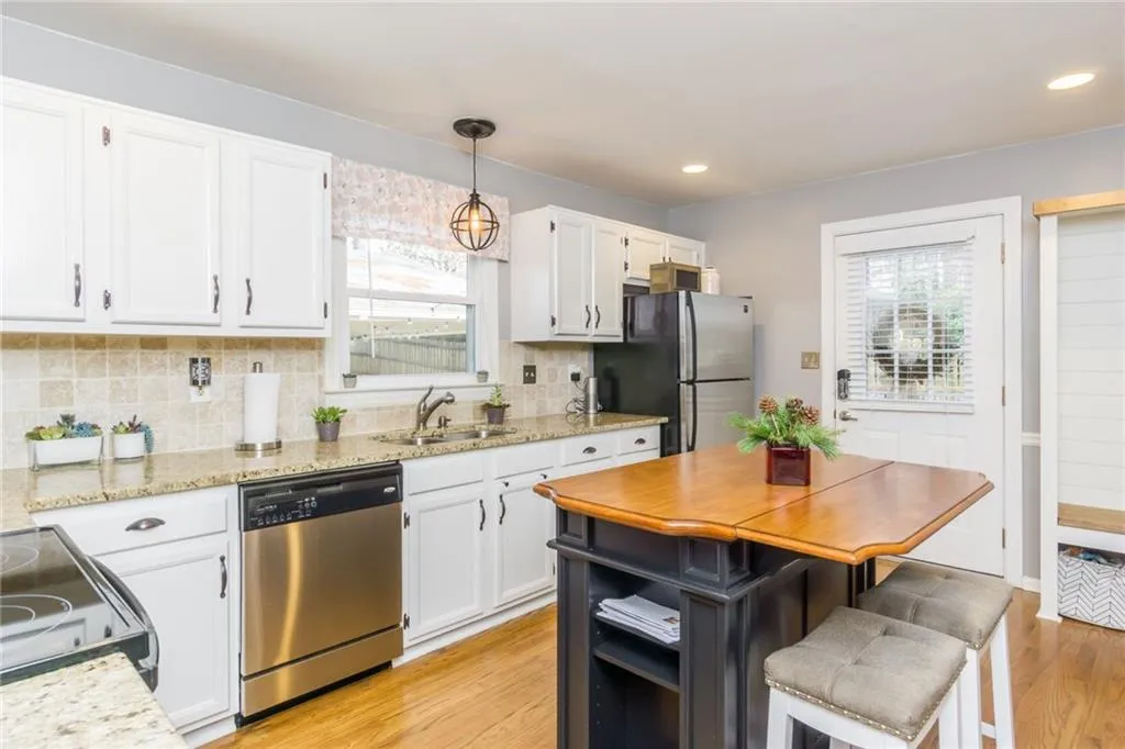 9130 Carroll Manor Drive, Sandy Springs, Georgia 30350, 2 Bedrooms Bedrooms, ,2 BathroomsBathrooms,Residential,Sold,9130 Carroll Manor Drive,6115372