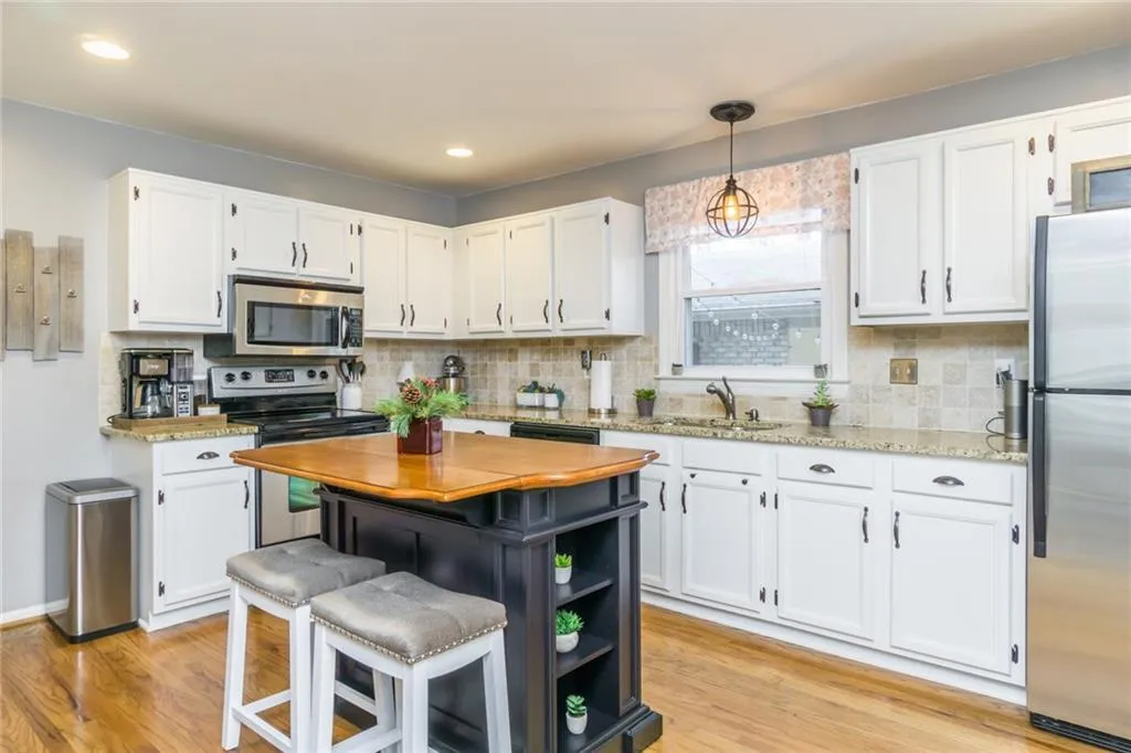 9130 Carroll Manor Drive, Sandy Springs, Georgia 30350, 2 Bedrooms Bedrooms, ,2 BathroomsBathrooms,Residential,Sold,9130 Carroll Manor Drive,6115372