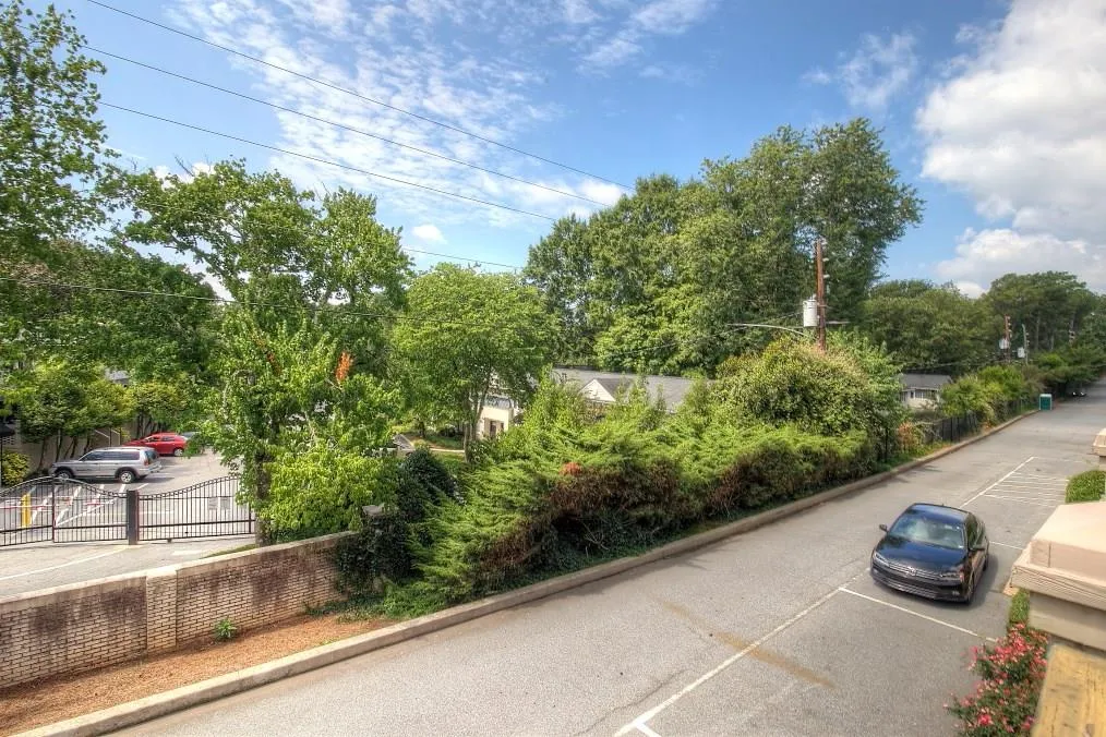 6980 Roswell Road Ne Unit B5, Sandy Springs, Georgia 30328, 2 Bedrooms Bedrooms, ,1 BathroomBathrooms,Residential,Sold,6980 Roswell Road Ne Unit B5,5728011