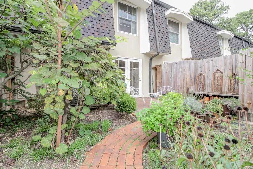 6704 Park Avenue Unit D7, Atlanta, Georgia 30342, 2 Bedrooms Bedrooms, ,1 BathroomBathrooms,Residential,Sold,6704 Park Avenue Unit D7,5626684