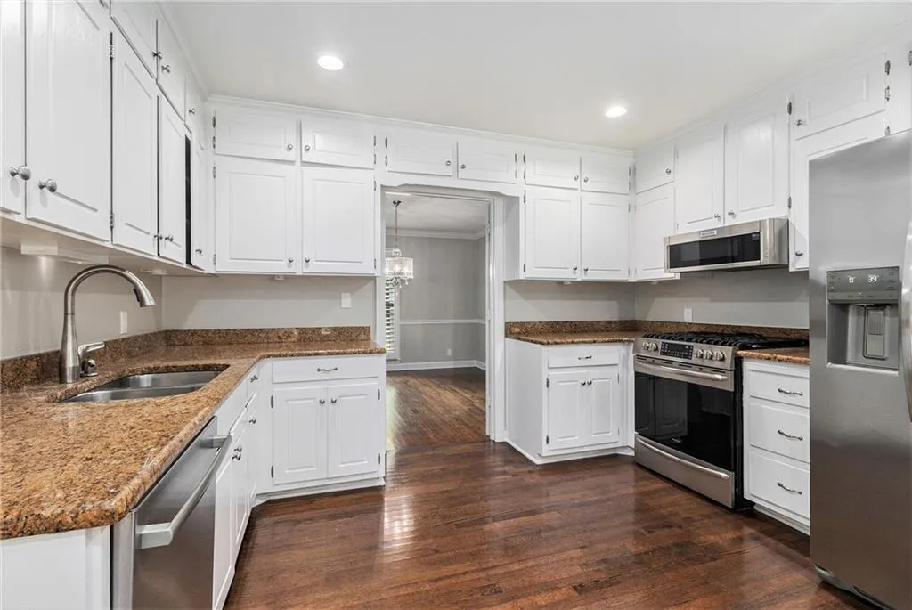 170 Berwick Drive, Atlanta, Georgia 30328, 4 Bedrooms Bedrooms, ,3 BathroomsBathrooms,Residential,For Sale,170 Berwick Drive,7637028