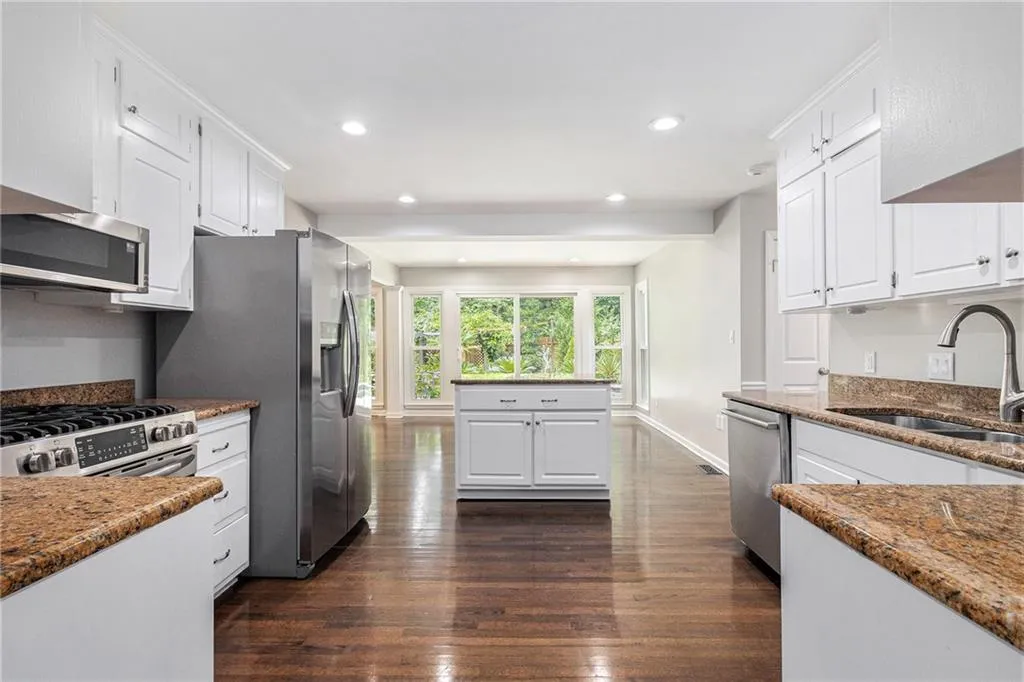 170 Berwick Drive, Atlanta, Georgia 30328, 4 Bedrooms Bedrooms, ,3 BathroomsBathrooms,Residential,For Sale,170 Berwick Drive,7637028