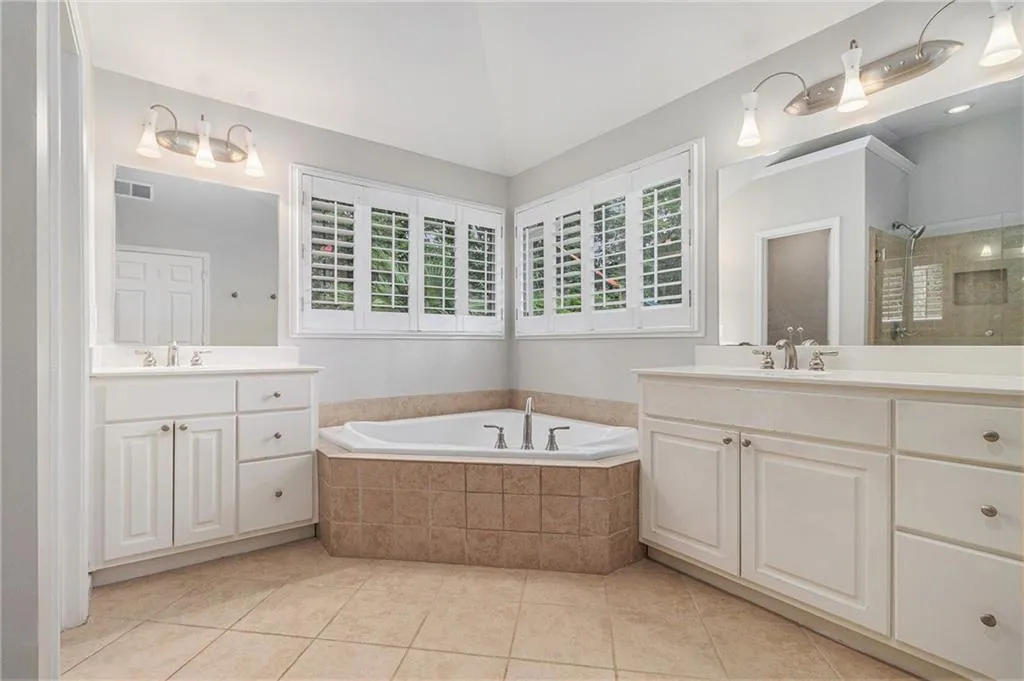 170 Berwick Drive, Atlanta, Georgia 30328, 4 Bedrooms Bedrooms, ,3 BathroomsBathrooms,Residential,For Sale,170 Berwick Drive,7637028