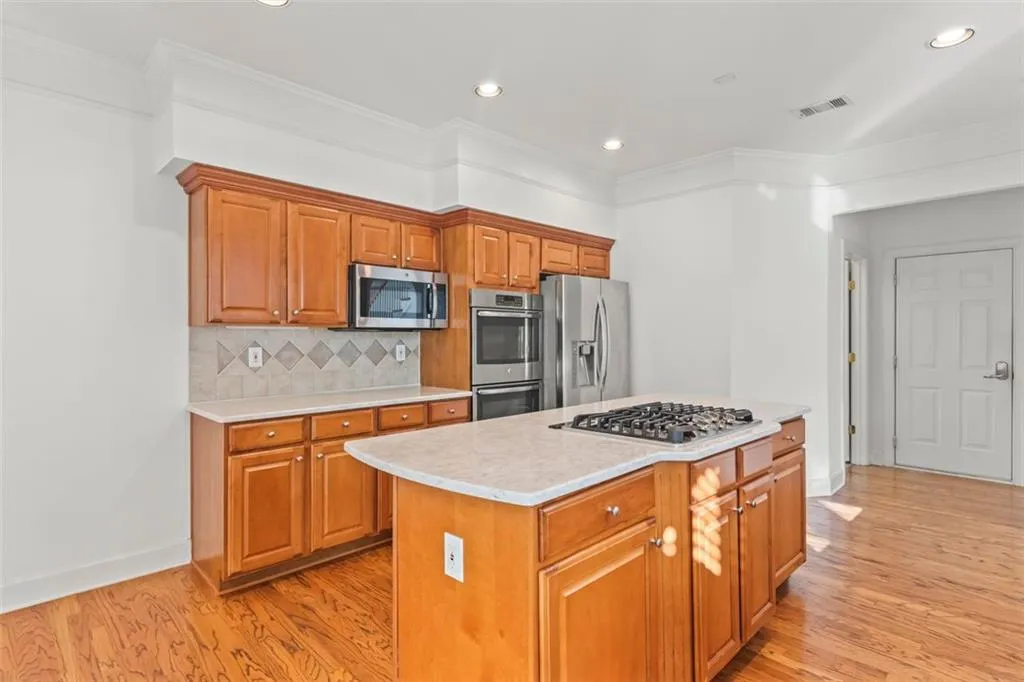 Tiled backsplash, kitchen island