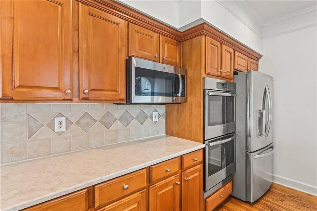 New Quartz counter tops, tiled backsplash & stainless appliances!