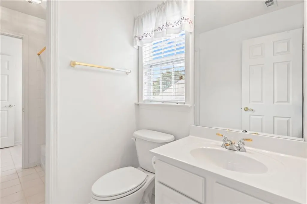 Another view of the Jack-n-Jill bathroom