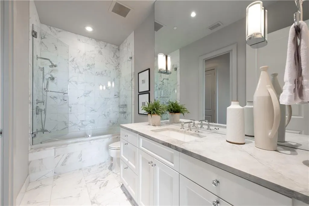Full bathroom with tiled shower / bath, vanity, and toilet