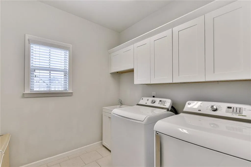 916 Acadiana Drive, Atlanta, Georgia 30328, 4 Bedrooms Bedrooms, ,3 BathroomsBathrooms,Residential,Sold,916 Acadiana Drive,6071056