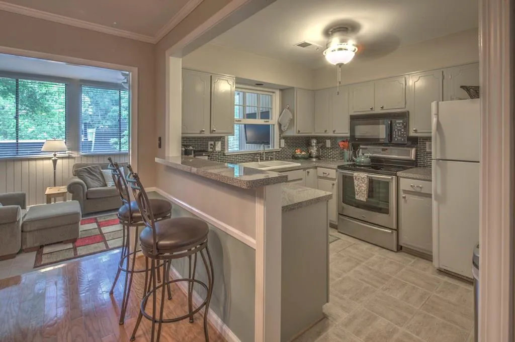 140 Woodmere Square Nw Unit 140, Atlanta, Georgia 30327, 2 Bedrooms Bedrooms, ,2 BathroomsBathrooms,Residential,Sold,140 Woodmere Square Nw Unit 140,5539240
