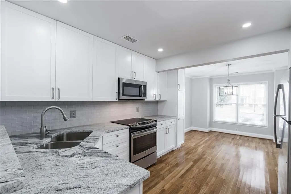 250 Peachtree Hollow Court, Sandy Springs, Georgia 30328, 2 Bedrooms Bedrooms, ,2 BathroomsBathrooms,Residential,Sold,250 Peachtree Hollow Court,6122302