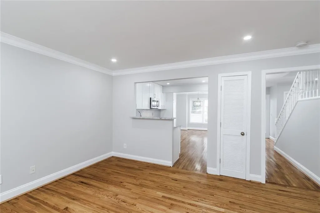 250 Peachtree Hollow Court, Sandy Springs, Georgia 30328, 2 Bedrooms Bedrooms, ,2 BathroomsBathrooms,Residential,Sold,250 Peachtree Hollow Court,6122302