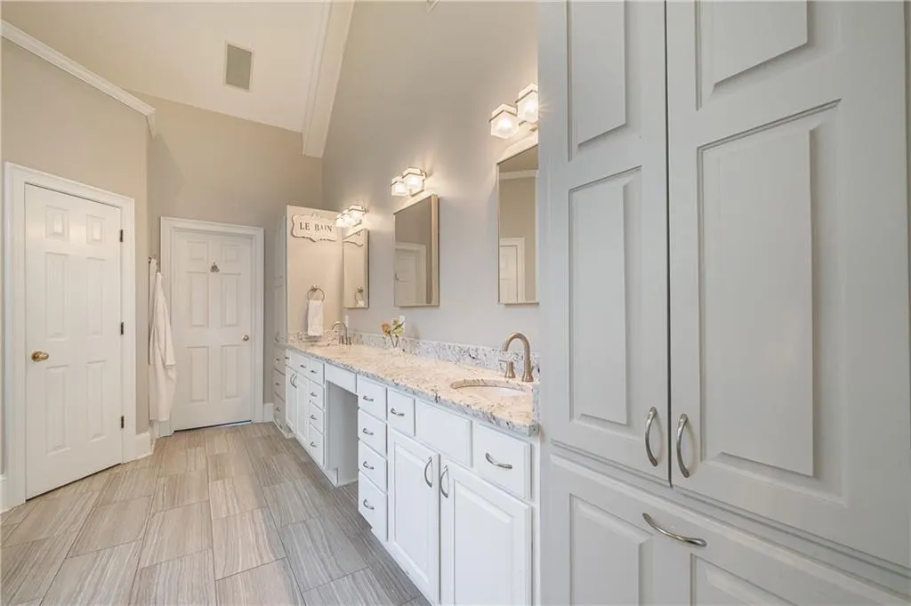 215 Windsor Gate Cove, Sandy Springs, Georgia 30342, 5 Bedrooms Bedrooms, ,4 BathroomsBathrooms,Residential,Sold,215 Windsor Gate Cove,6846116