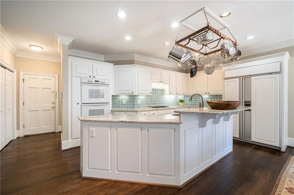 215 Windsor Gate Cove, Sandy Springs, Georgia 30342, 5 Bedrooms Bedrooms, ,4 BathroomsBathrooms,Residential,Sold,215 Windsor Gate Cove,6846116