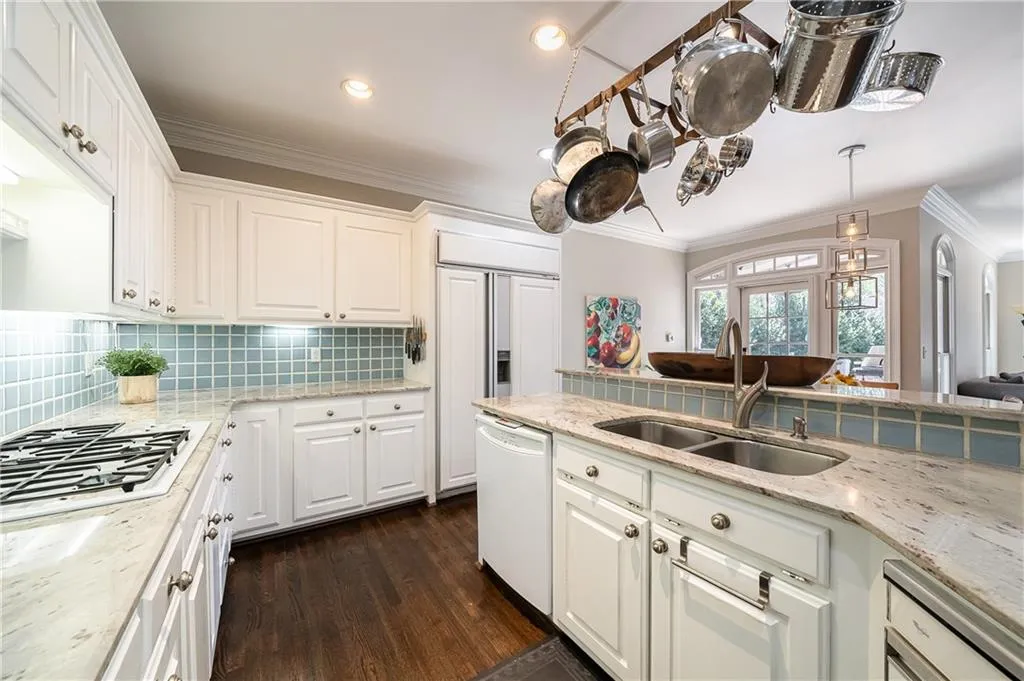 215 Windsor Gate Cove, Sandy Springs, Georgia 30342, 5 Bedrooms Bedrooms, ,4 BathroomsBathrooms,Residential,Sold,215 Windsor Gate Cove,6846116