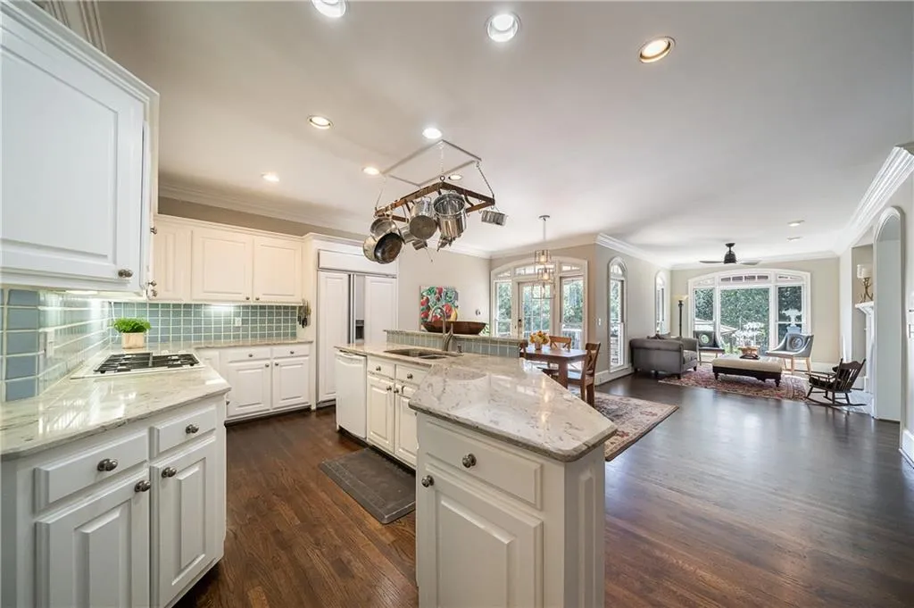 215 Windsor Gate Cove, Sandy Springs, Georgia 30342, 5 Bedrooms Bedrooms, ,4 BathroomsBathrooms,Residential,Sold,215 Windsor Gate Cove,6846116