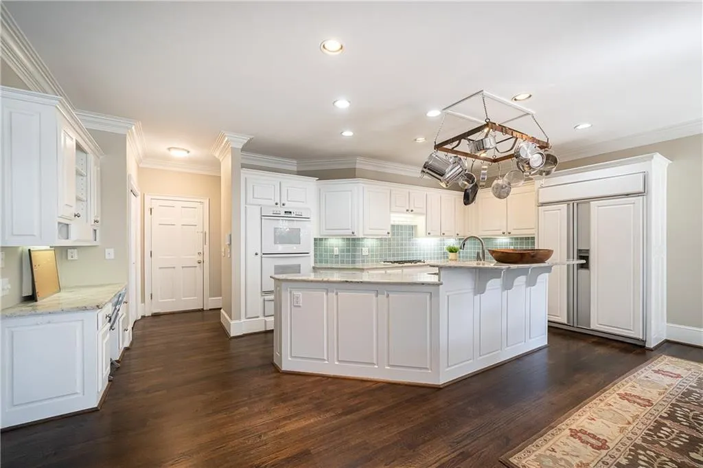 215 Windsor Gate Cove, Sandy Springs, Georgia 30342, 5 Bedrooms Bedrooms, ,4 BathroomsBathrooms,Residential,Sold,215 Windsor Gate Cove,6846116