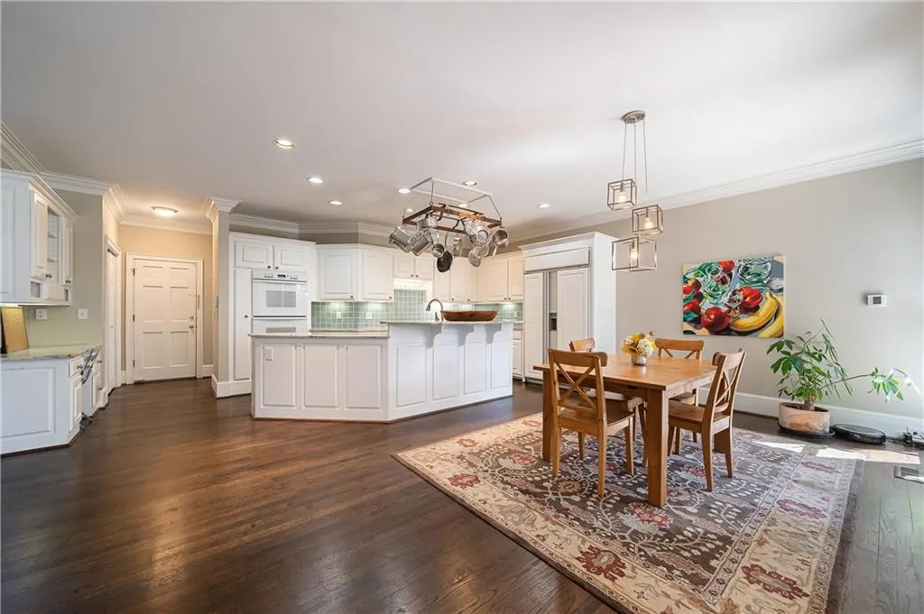 215 Windsor Gate Cove, Sandy Springs, Georgia 30342, 5 Bedrooms Bedrooms, ,4 BathroomsBathrooms,Residential,Sold,215 Windsor Gate Cove,6846116