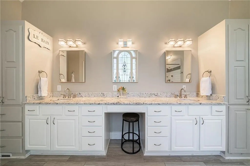 215 Windsor Gate Cove, Sandy Springs, Georgia 30342, 5 Bedrooms Bedrooms, ,4 BathroomsBathrooms,Residential,Sold,215 Windsor Gate Cove,6846116