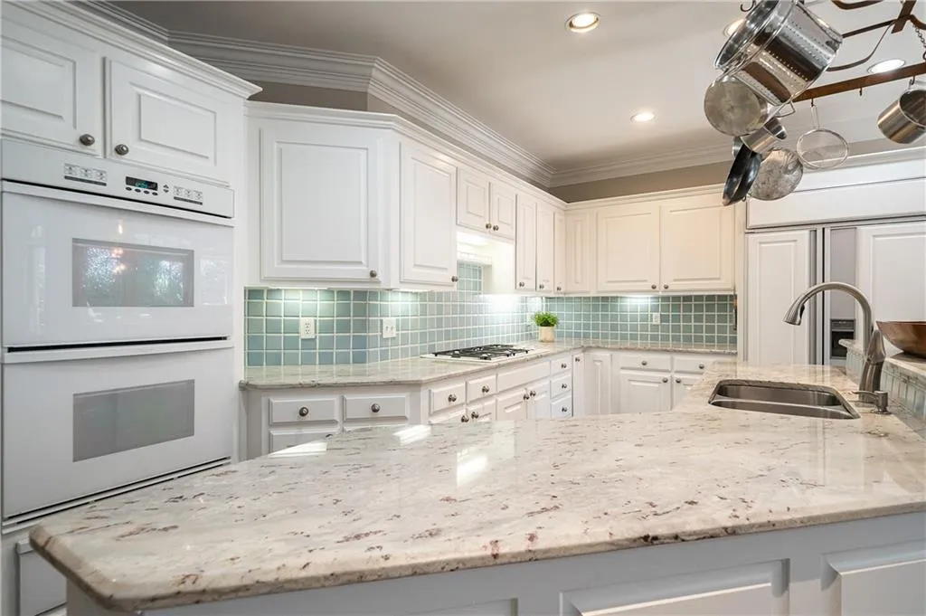 215 Windsor Gate Cove, Sandy Springs, Georgia 30342, 5 Bedrooms Bedrooms, ,4 BathroomsBathrooms,Residential,Sold,215 Windsor Gate Cove,6846116