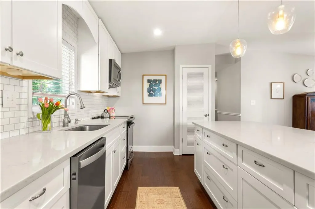 429 Carolwood Lane, Atlanta, Georgia 30342, 3 Bedrooms Bedrooms, ,2 BathroomsBathrooms,Residential,Sold,429 Carolwood Lane,6943724