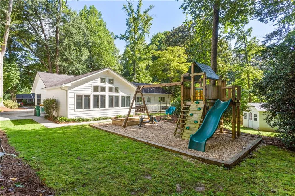 429 Carolwood Lane, Atlanta, Georgia 30342, 3 Bedrooms Bedrooms, ,2 BathroomsBathrooms,Residential,Sold,429 Carolwood Lane,6943724