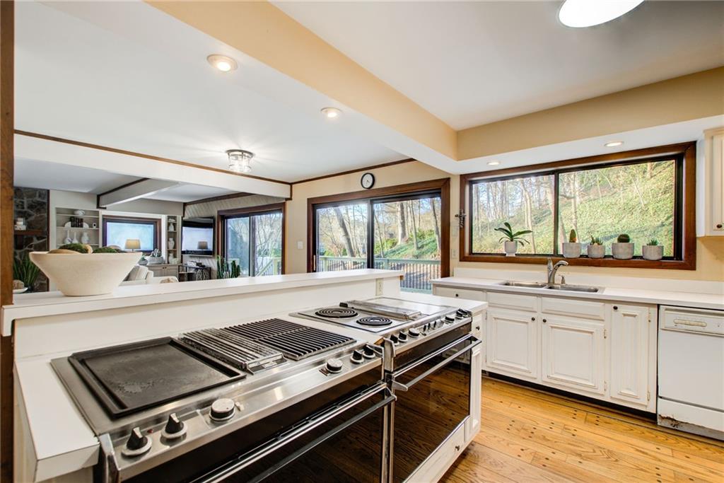 Plenty of room for two chef's in this open kitchen. Lots of beautiful sunlight.