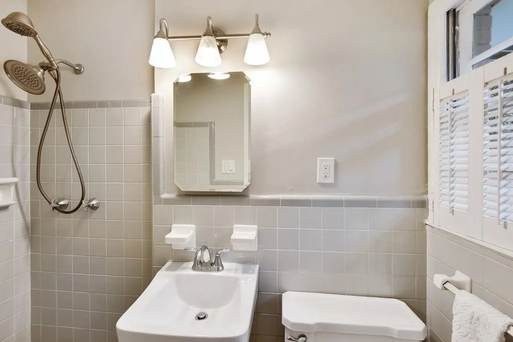 565 Windsor Parkway, Atlanta, Georgia 30342, 3 Bedrooms Bedrooms, ,2 BathroomsBathrooms,Residential,Sold,565 Windsor Parkway,5966361