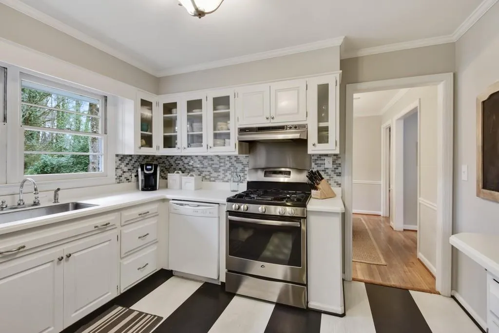 565 Windsor Parkway, Atlanta, Georgia 30342, 3 Bedrooms Bedrooms, ,2 BathroomsBathrooms,Residential,Sold,565 Windsor Parkway,5966361