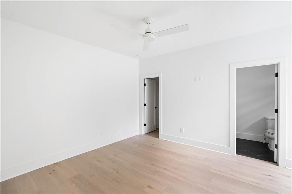 Secondary bedroom.