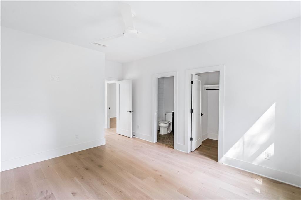 Secondary bedroom.
