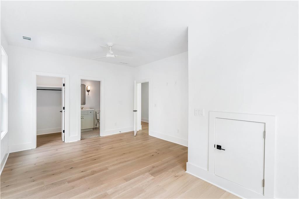 Secondary bedroom.