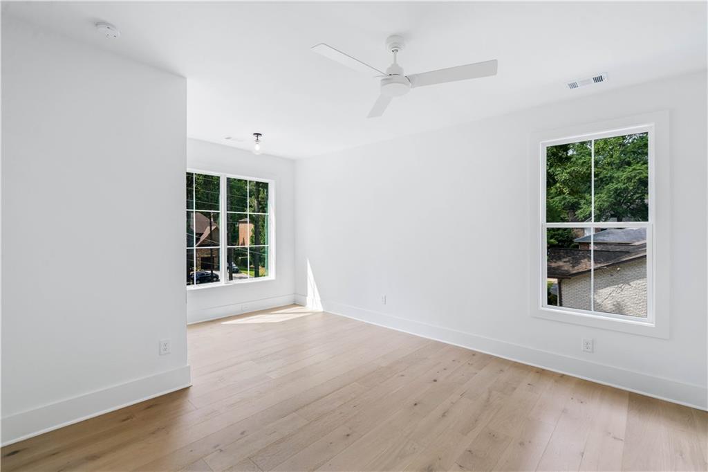 Secondary bedroom.