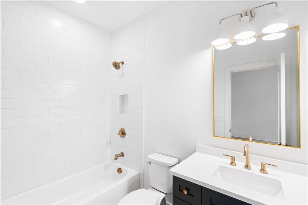 Secondary bathroom.