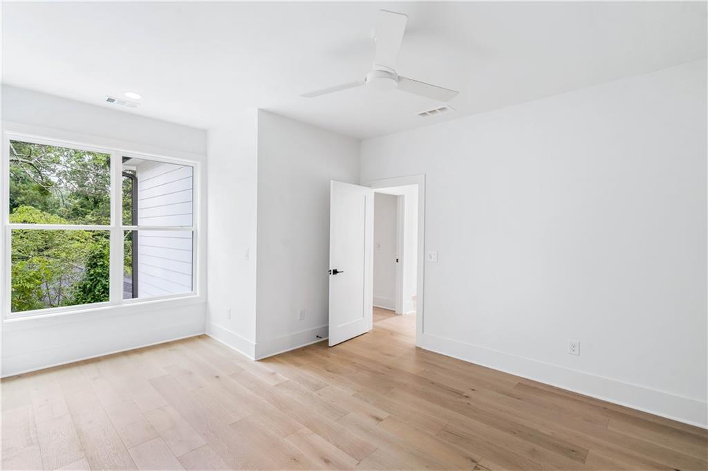 Secondary bedroom.
