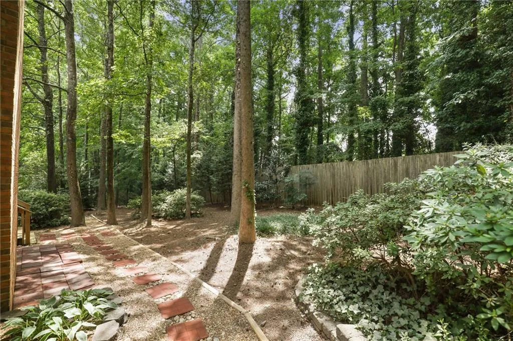 2065 Dunwoody Heritage Drive, Sandy Springs, Georgia 30350, 5 Bedrooms Bedrooms, ,3 BathroomsBathrooms,Residential,Sold,2065 Dunwoody Heritage Drive,6763777