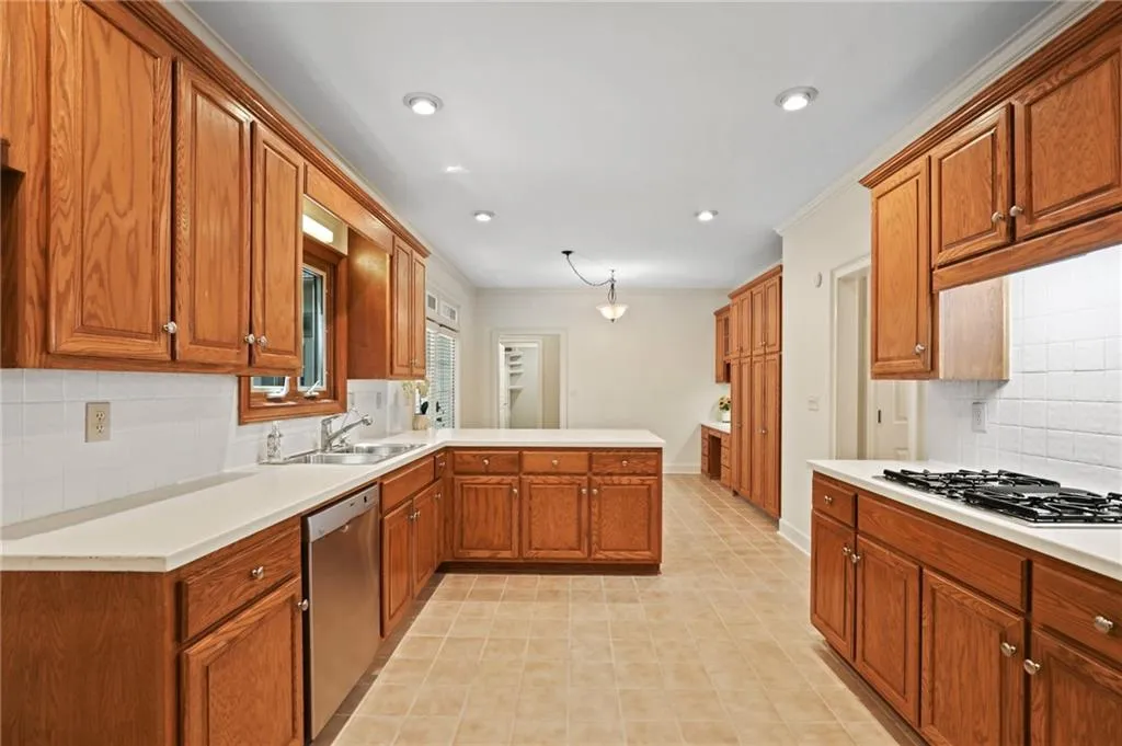 2065 Dunwoody Heritage Drive, Sandy Springs, Georgia 30350, 5 Bedrooms Bedrooms, ,3 BathroomsBathrooms,Residential,Sold,2065 Dunwoody Heritage Drive,6763777