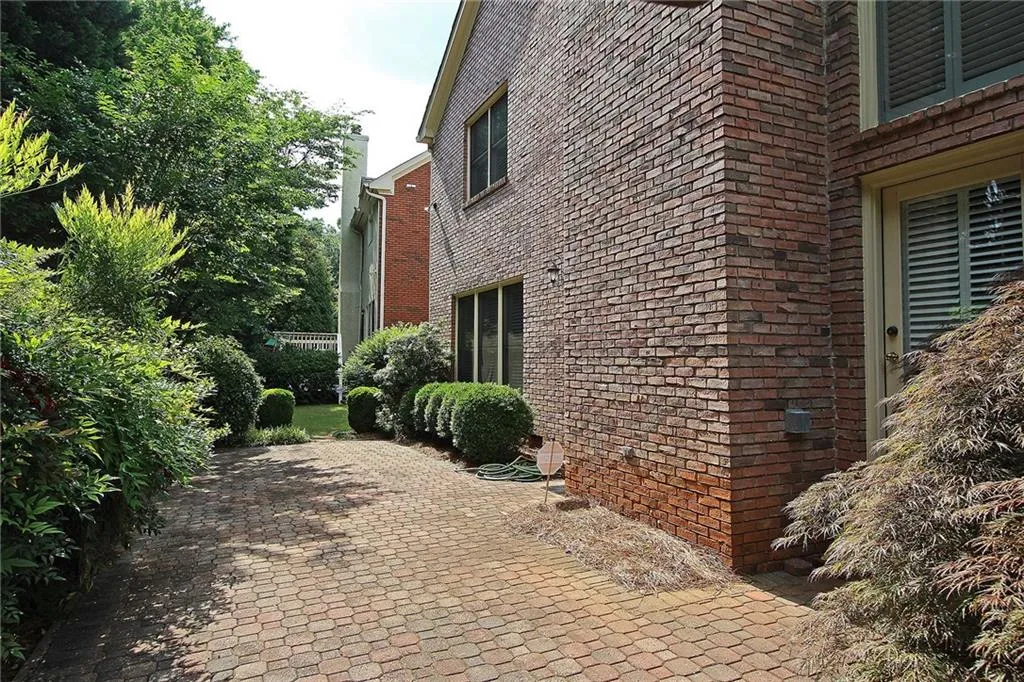 220 Embassy Court, Sandy Springs, Georgia 30328, 3 Bedrooms Bedrooms, ,2 BathroomsBathrooms,Residential,Sold,220 Embassy Court,5918041