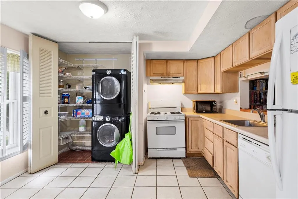 8857 Applegate Lane, Sandy Springs, Georgia 30350, 2 Bedrooms Bedrooms, ,2 BathroomsBathrooms,Residential,Sold,8857 Applegate Lane,7038534